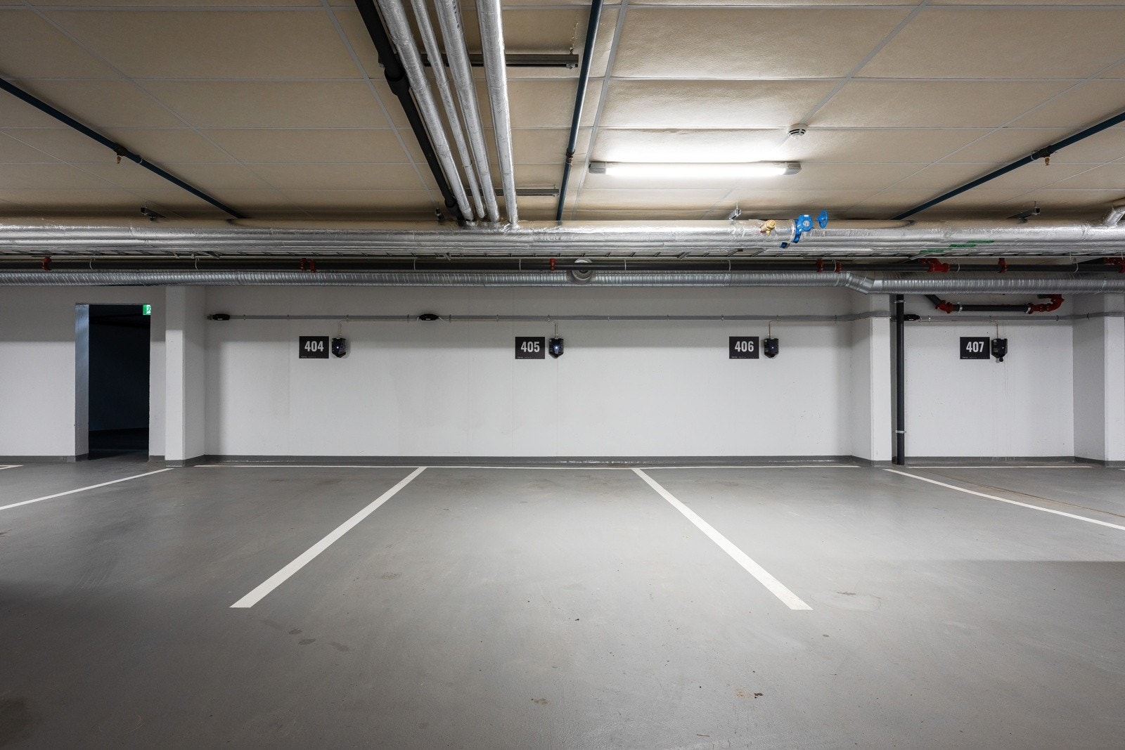 Det tilhører egen parkeringsplass i lukket garasjekjeller. Fra etasjen er det heis opp til leiligheten som bidrar til enkel adkomst Galleribilde