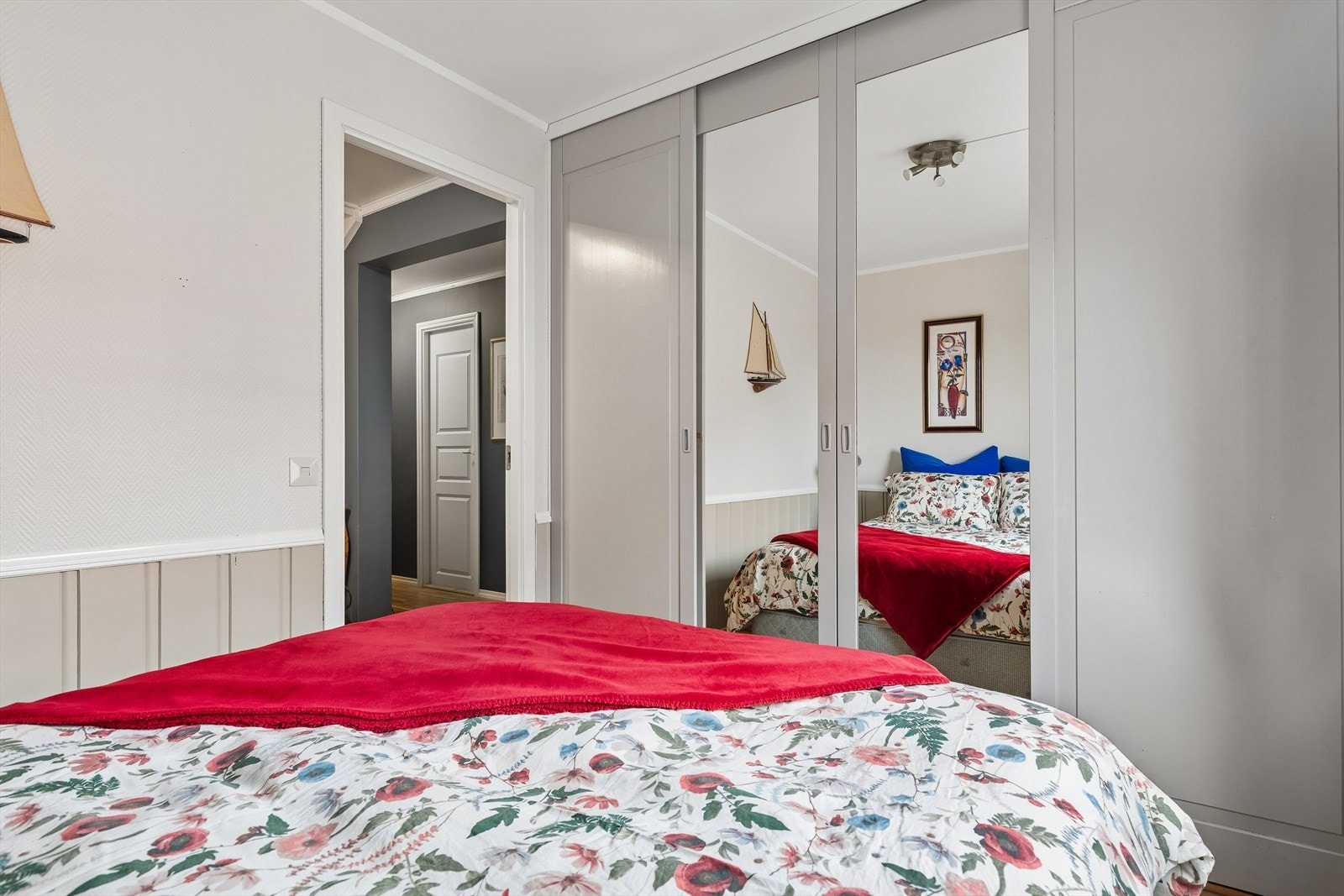 Plassbygde skap også på soverom 2. Galleribilde