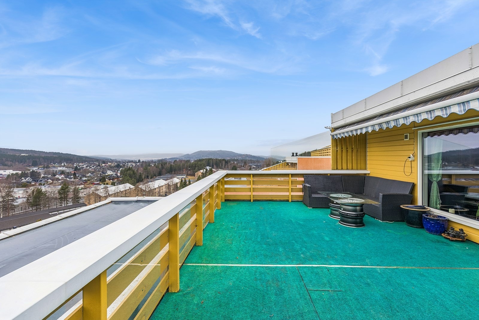 Romslig terrasse hvor man kan nyte utsikten både dag og kveld. Galleribilde