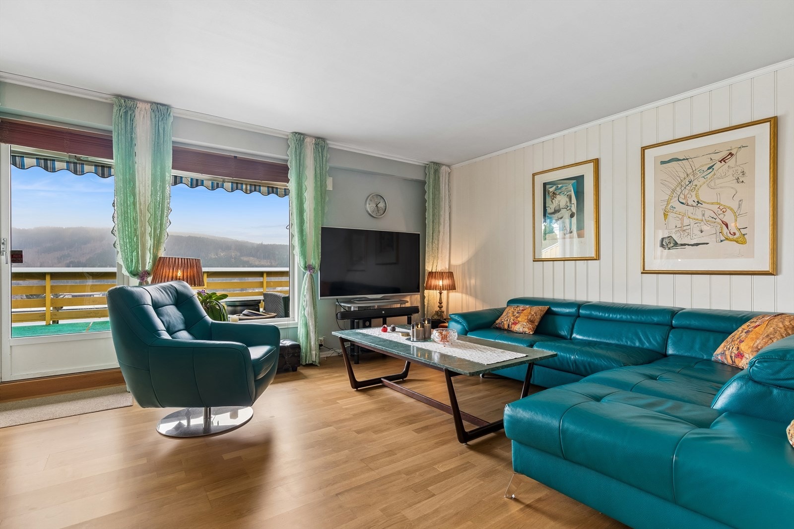I tillegg har man også plass til egen sofa og TV-krok i stuen. Galleribilde