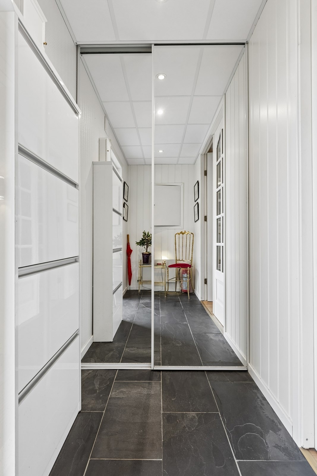 Gang med skyvedørsgarderobe. Galleribilde