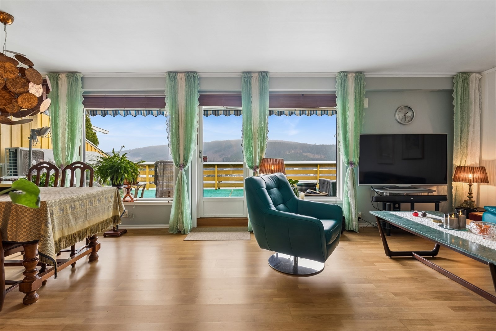 Fra stuen har man utgang til romslig terrasse med flott utsikt. Galleribilde