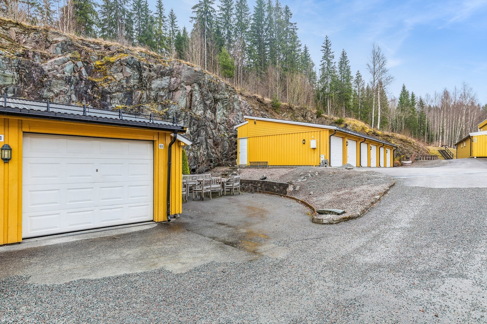 Garasje i rekke med el-port, og tilkoblet el-billader klar til bruk. Galleribilde