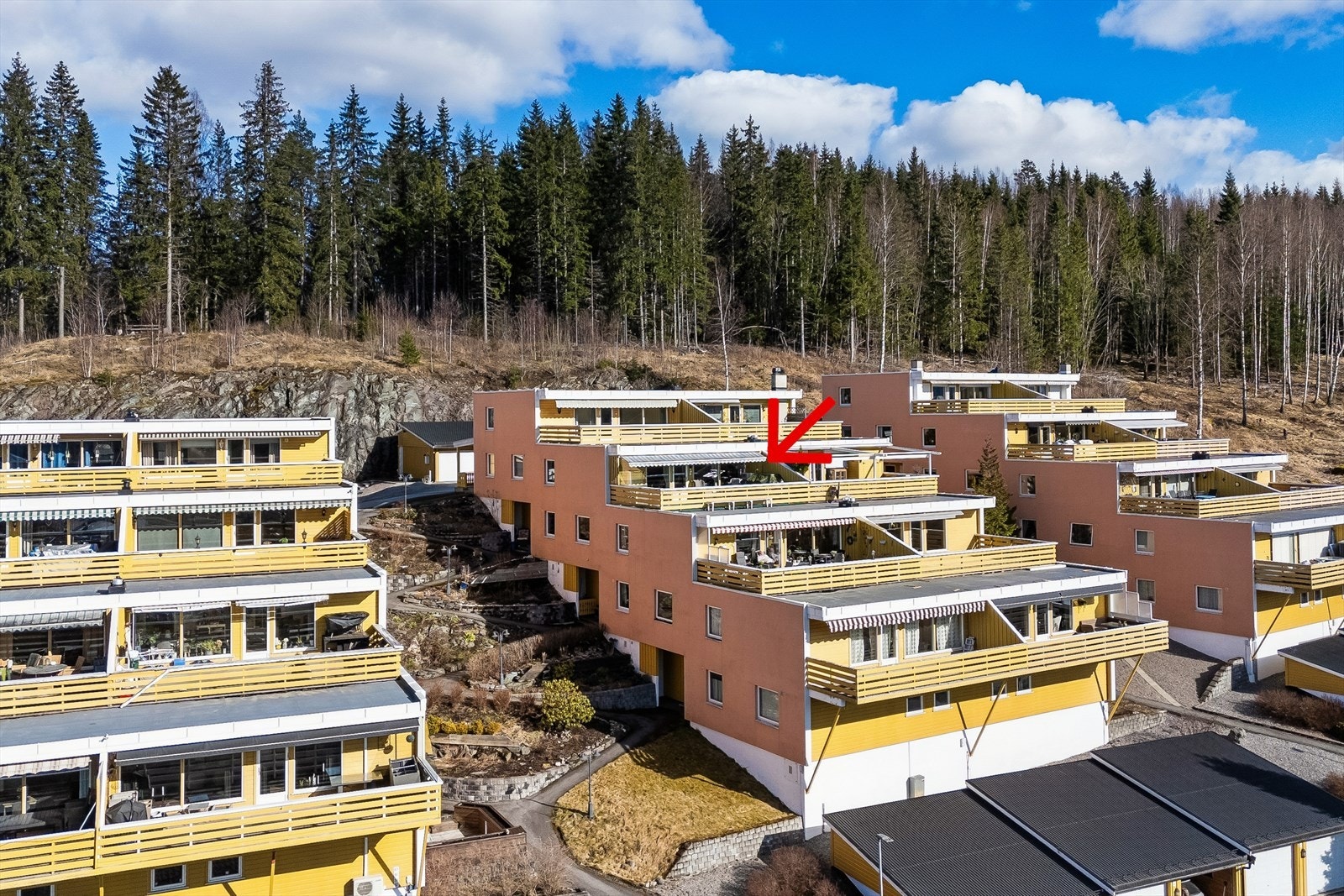 Asfalterte gangstier til leilighetene, med varme. Galleribilde