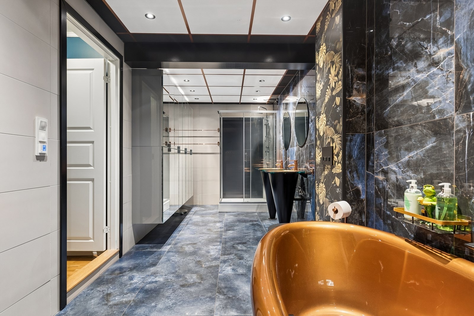 Badet er ble oppgradert i 2022. Det er fliselagt med varme i gulv. Galleribilde