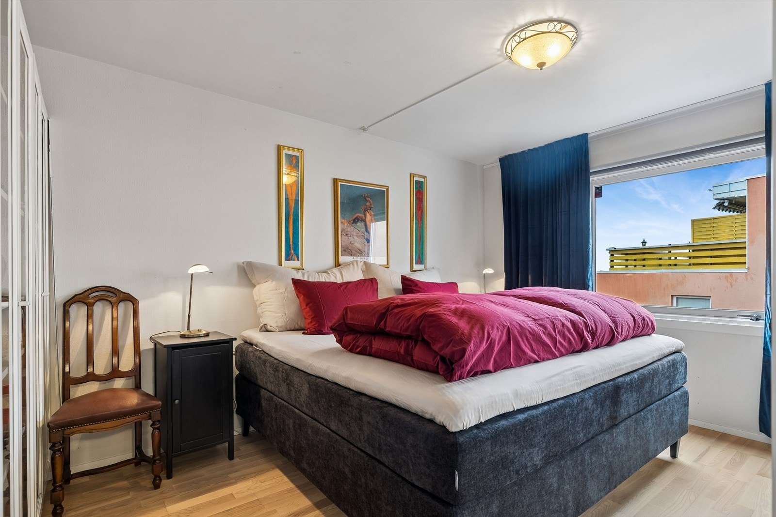 Romslig soverom med god plass til dobbeltseng. Galleribilde