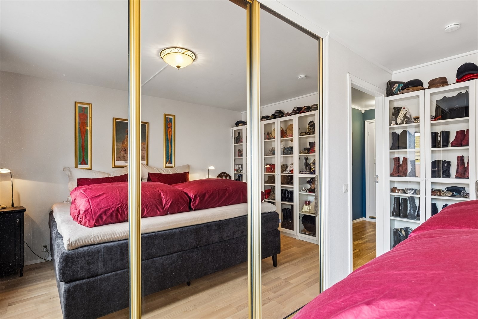 På hovedsoverommet er det skyvedørsgarderobe. Galleribilde