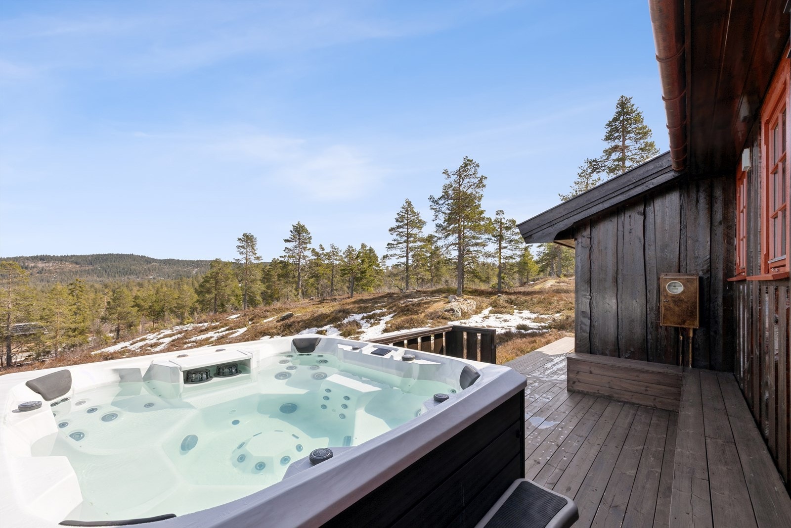 Jacuzzien er skjermet plassert på terrassen, med direkte adkomst fra badet. Galleribilde