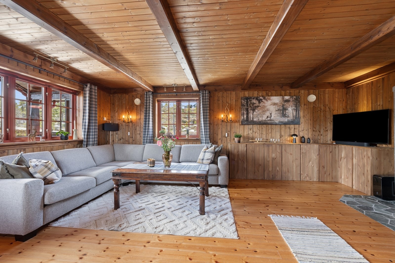 Stuen har god plass til en romslig sofagruppe. Galleribilde