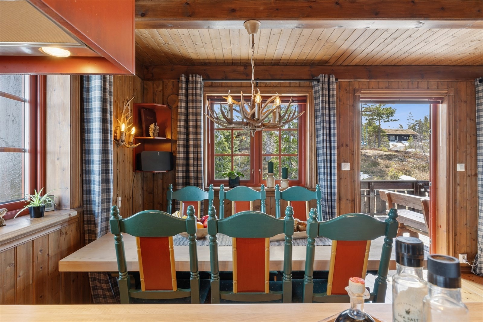 Fra spiseplassen ser man rett ut på terrassen og naturen utenfor. Galleribilde