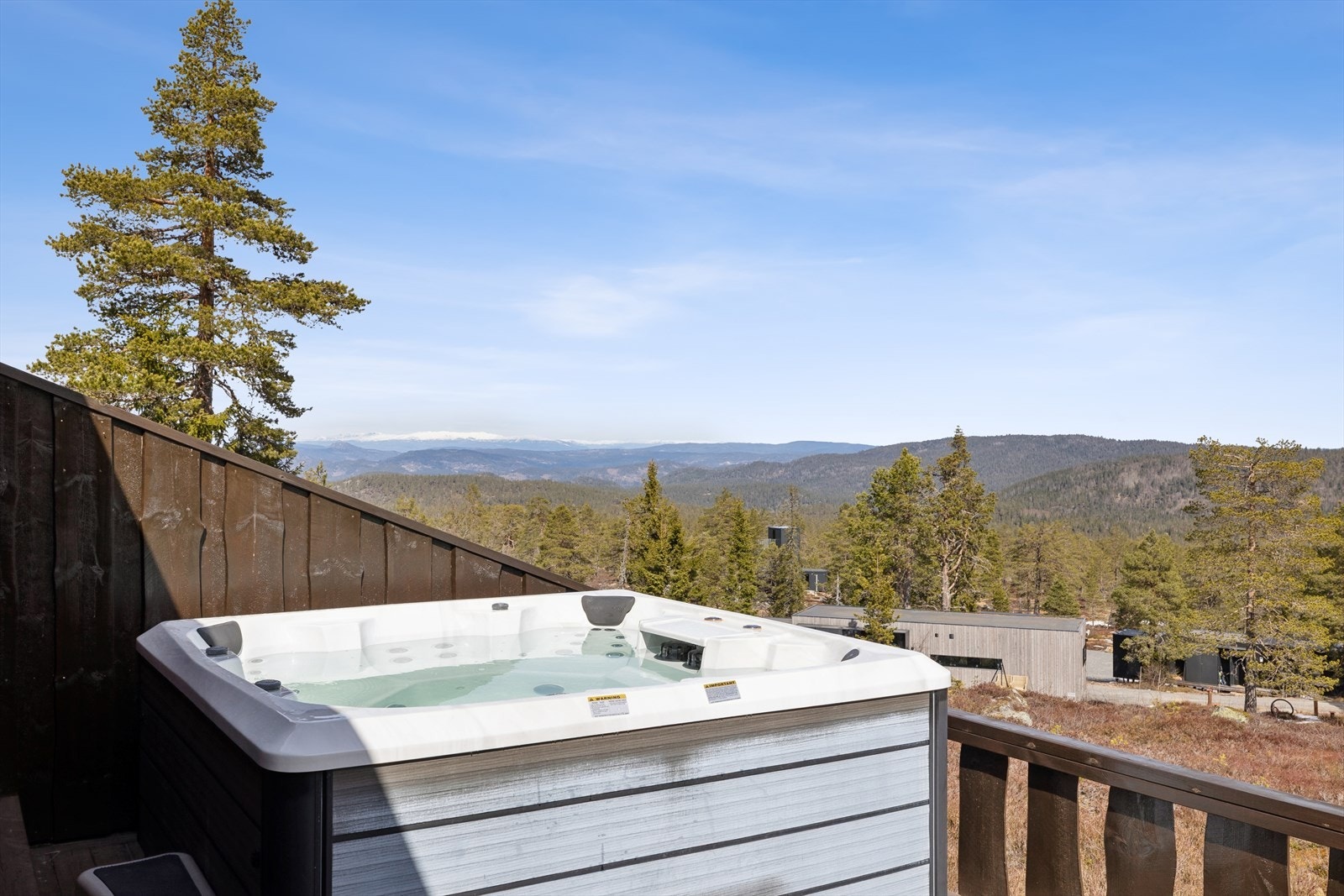 Fra jacuzzien kan man nyte utsikten over landskapet. Galleribilde
