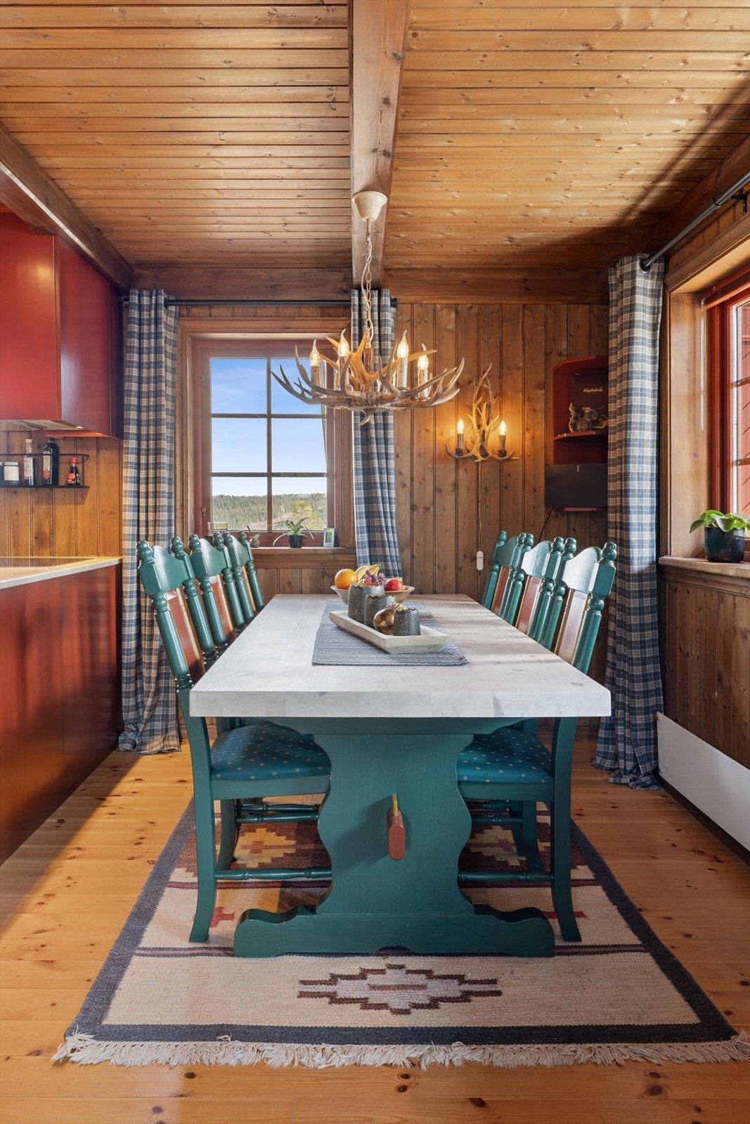 Spisestuen har plass til langbord for måltider med familie og venner. Galleribilde