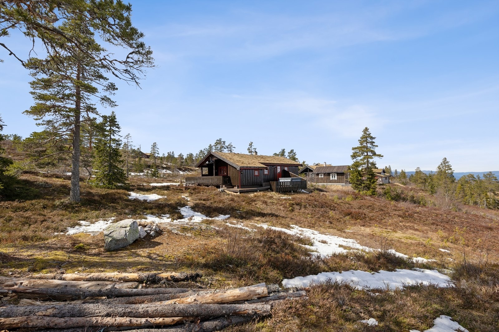 Hytta ligger fint til i terrenget på en lett skrånende naturtomt. Galleribilde