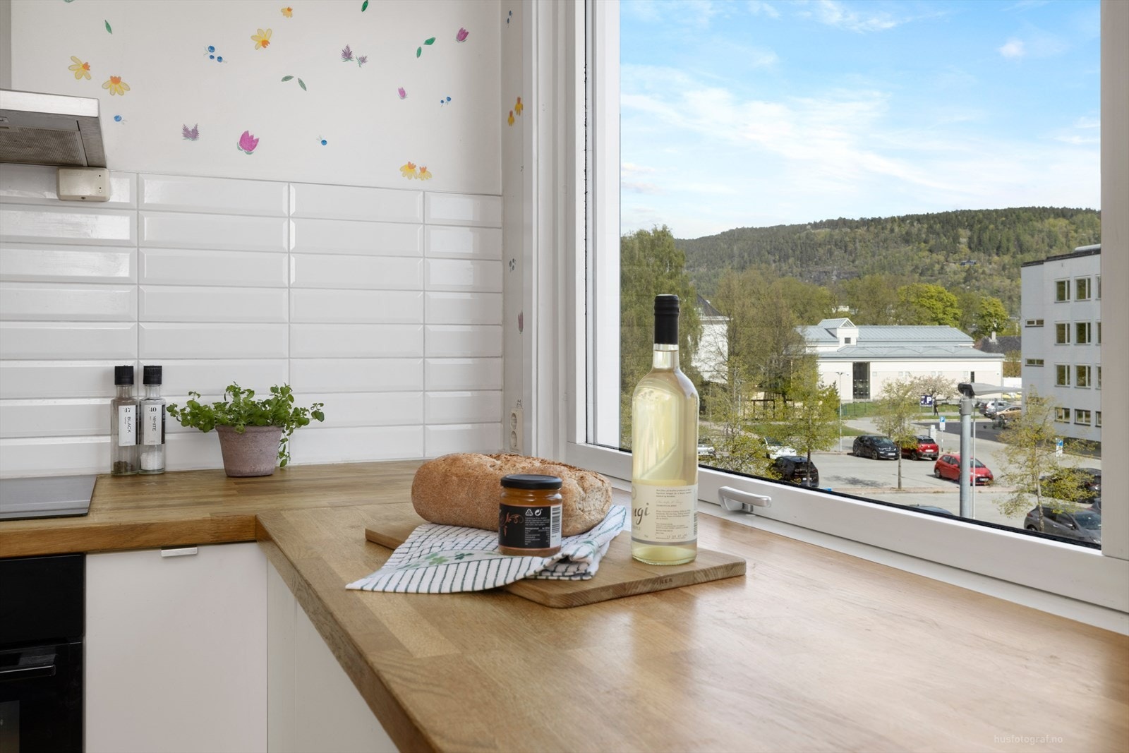 Fra kjøkkenvinduet har du utsikt over nærområdet. Galleribilde