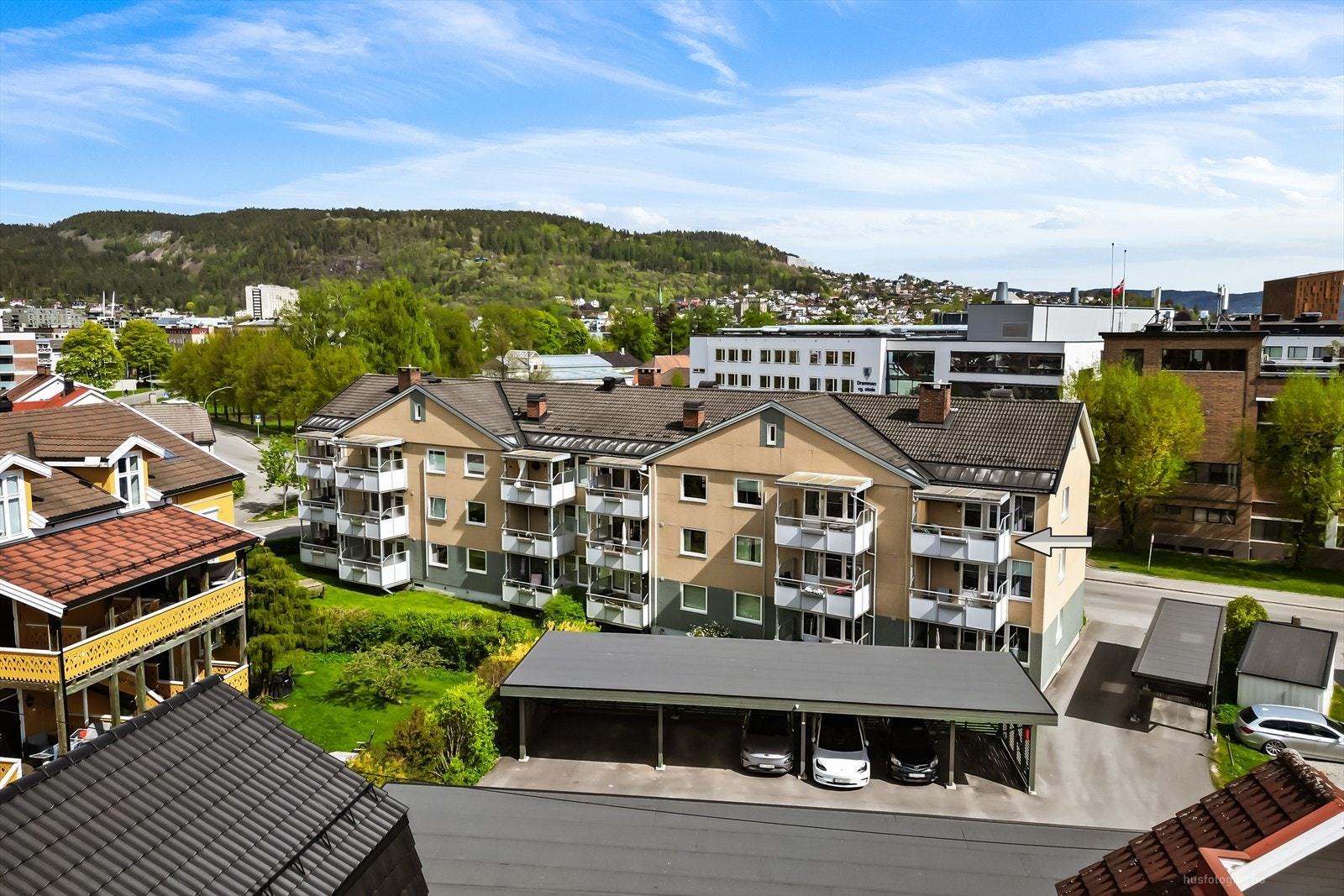 Bygget er omgitt av grønne fellesarealer. Galleribilde