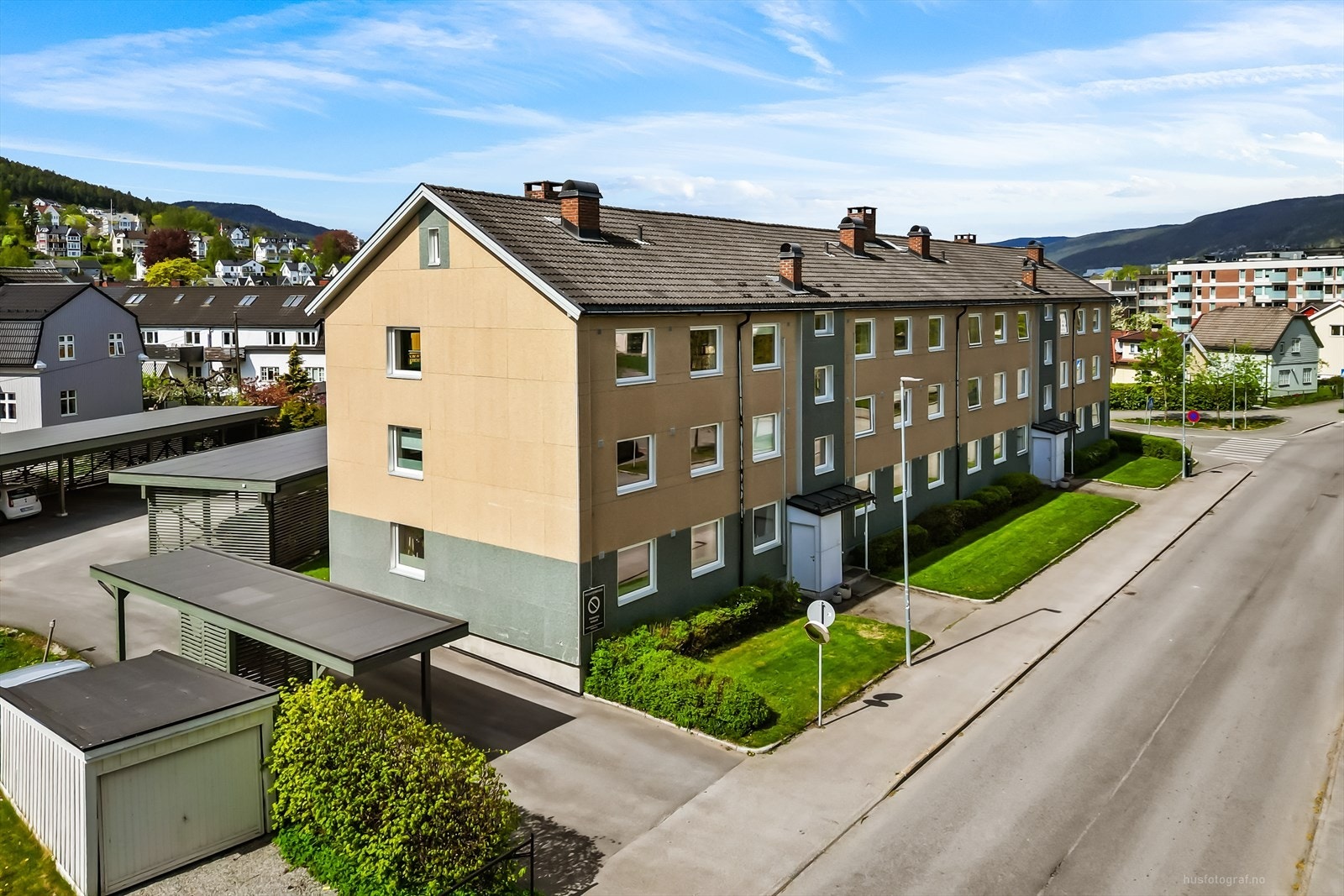 Leiligheten ligger i en velholdt bygård i et etablert og et sentralt boligområde. Galleribilde