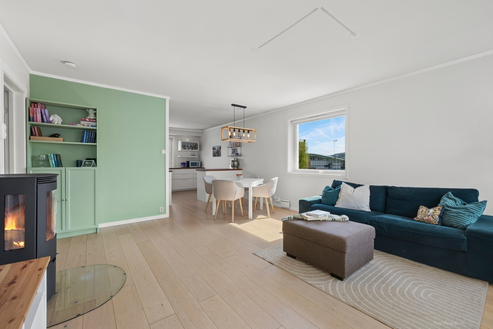 Stuen har god plass til både sofagruppe og spisebord, og er et naturlig samlingspunkt i boligen. Galleribilde