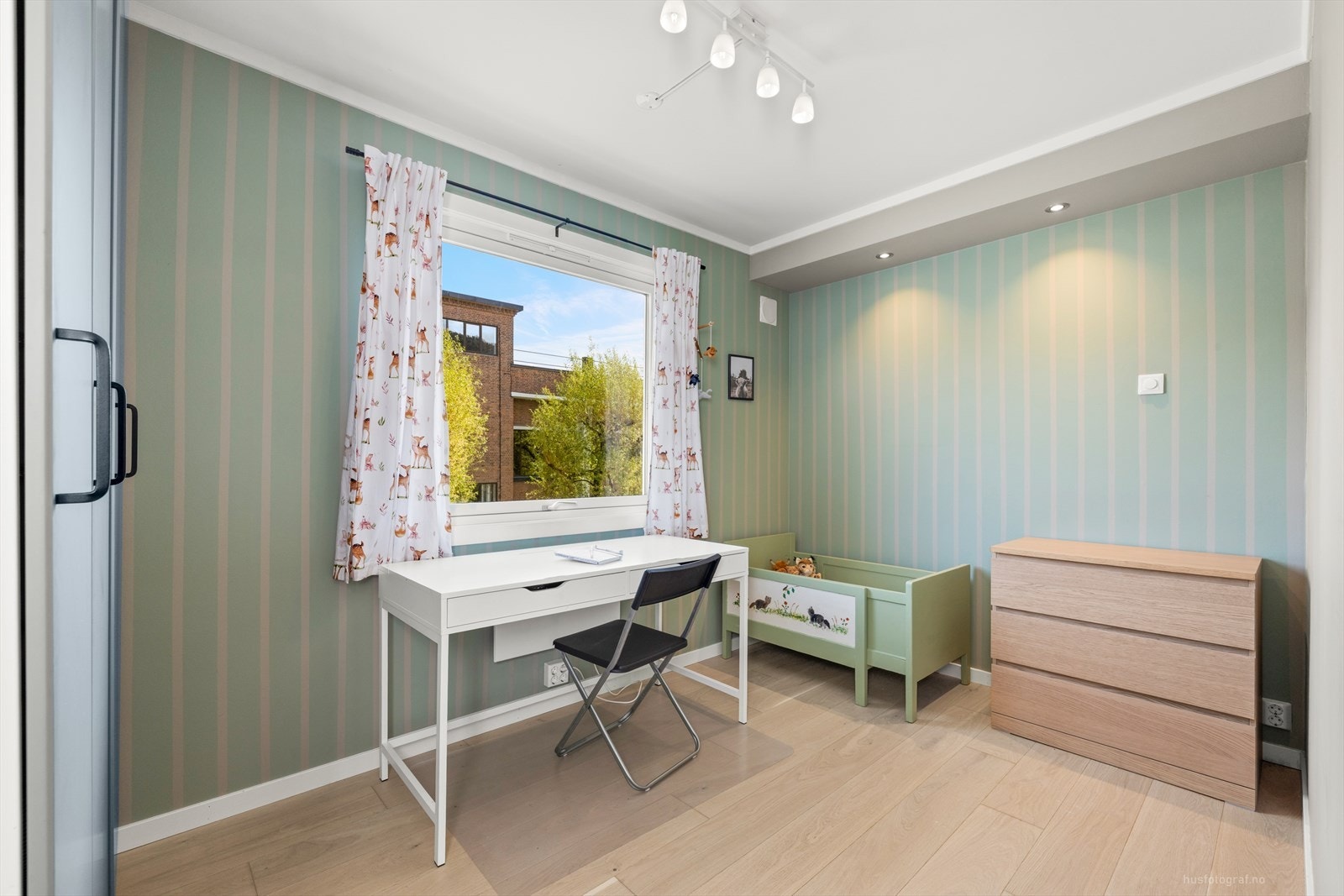 Rommet har plass til seng og skrivepult, med et stort vindu som gir godt med dagslys. Galleribilde