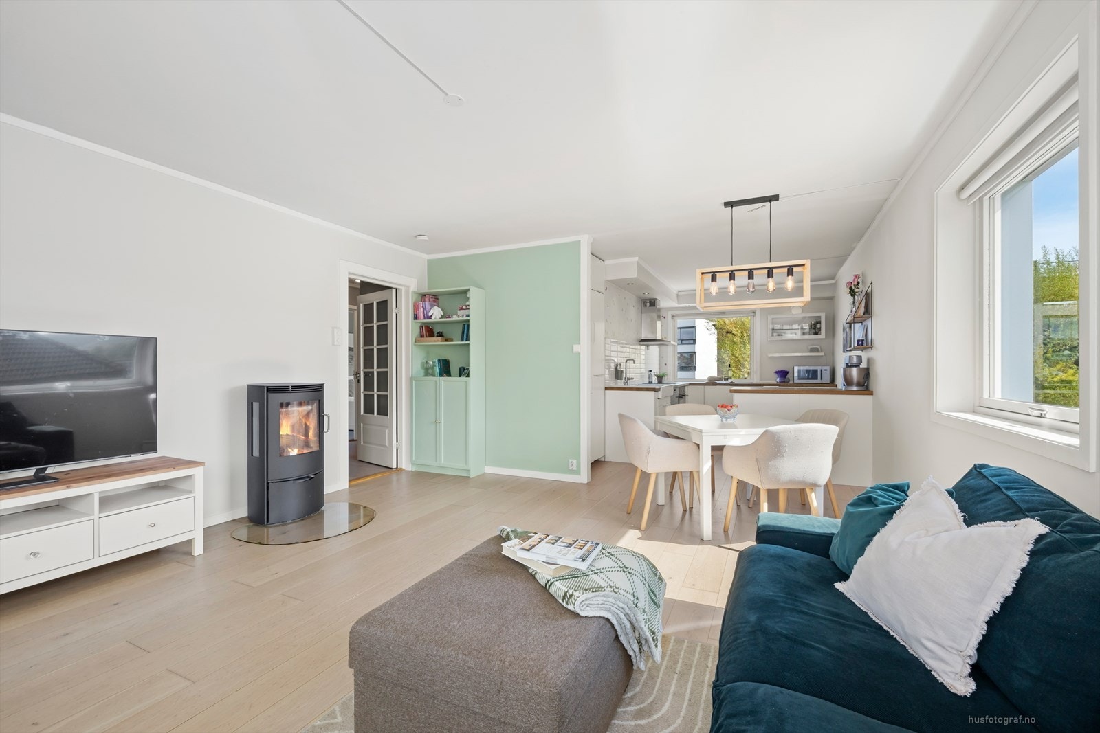 En moderne vedovn gir både hygge og effektiv varme på kalde dager. Galleribilde