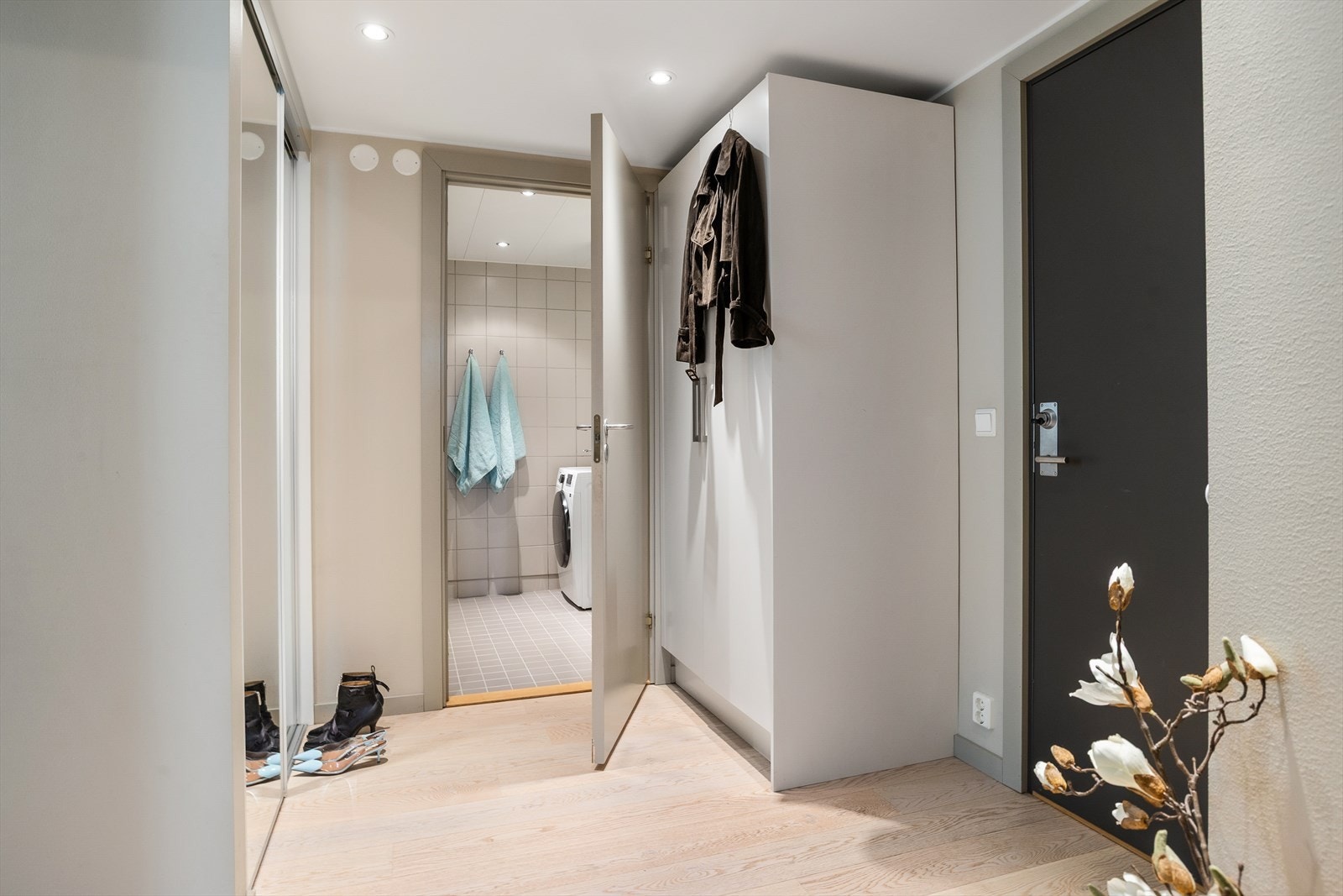 Romslig entré med gode oppbevaringsmuligheter. Galleribilde