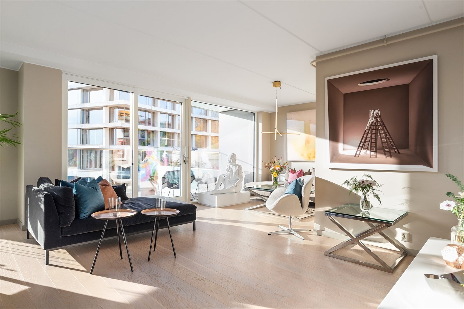 I stuen er det god plass til en stor sittegruppe og mediemøblement, samt et stort spisebord. Galleribilde
