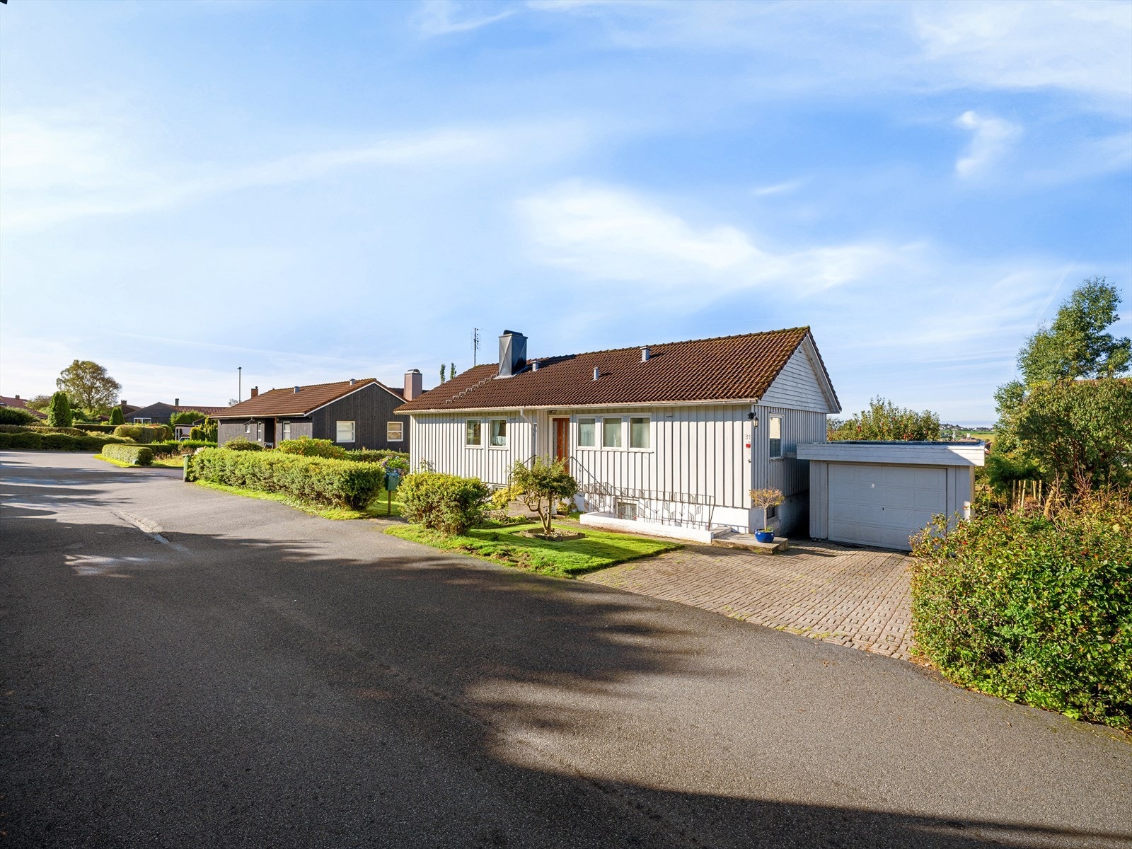 Eiendommen ligger i et etablert og rolig eneboligområde. Galleribilde