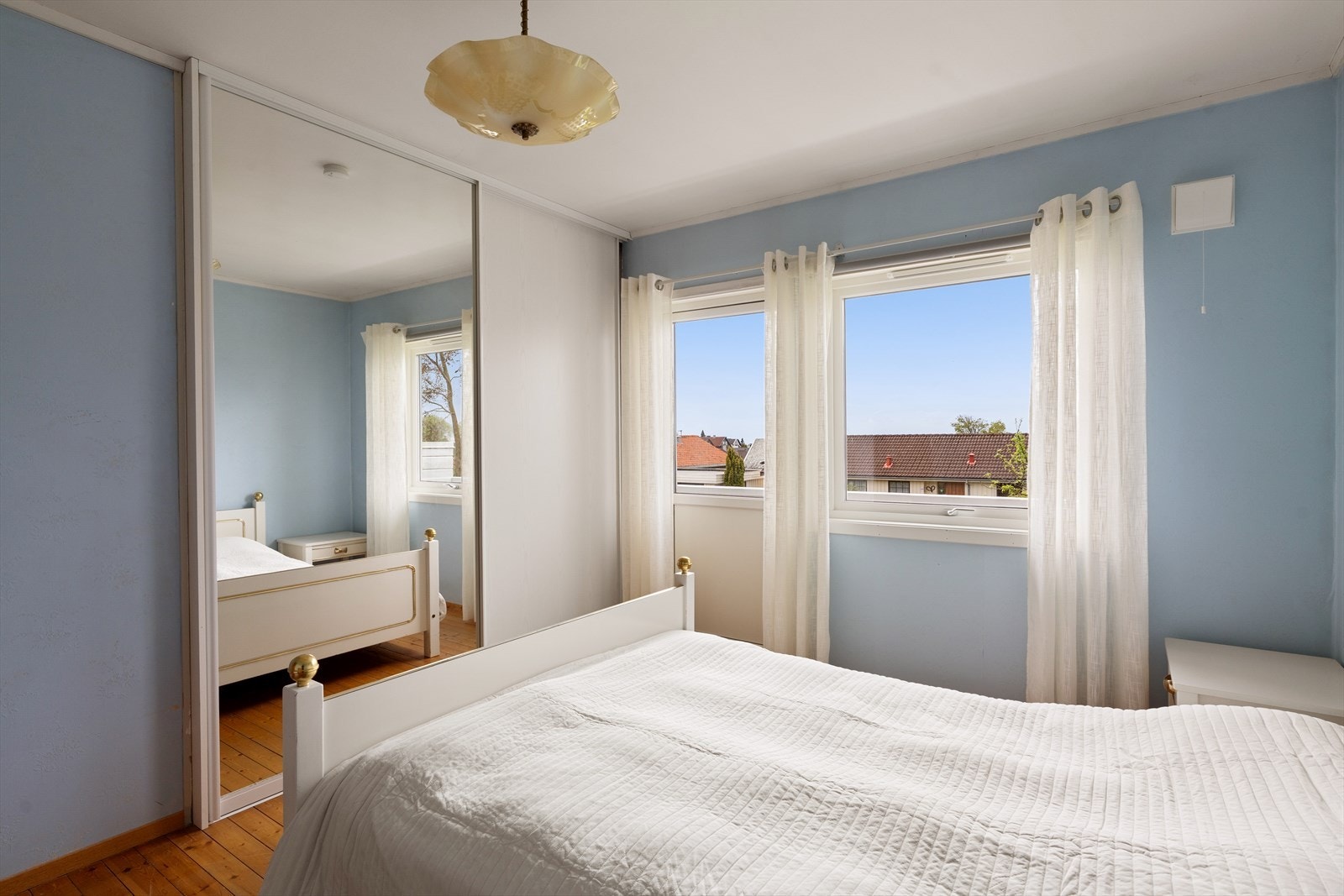 Hovedsoverom med skyvedørsgarderobe og utgang til luftebalkong Galleribilde