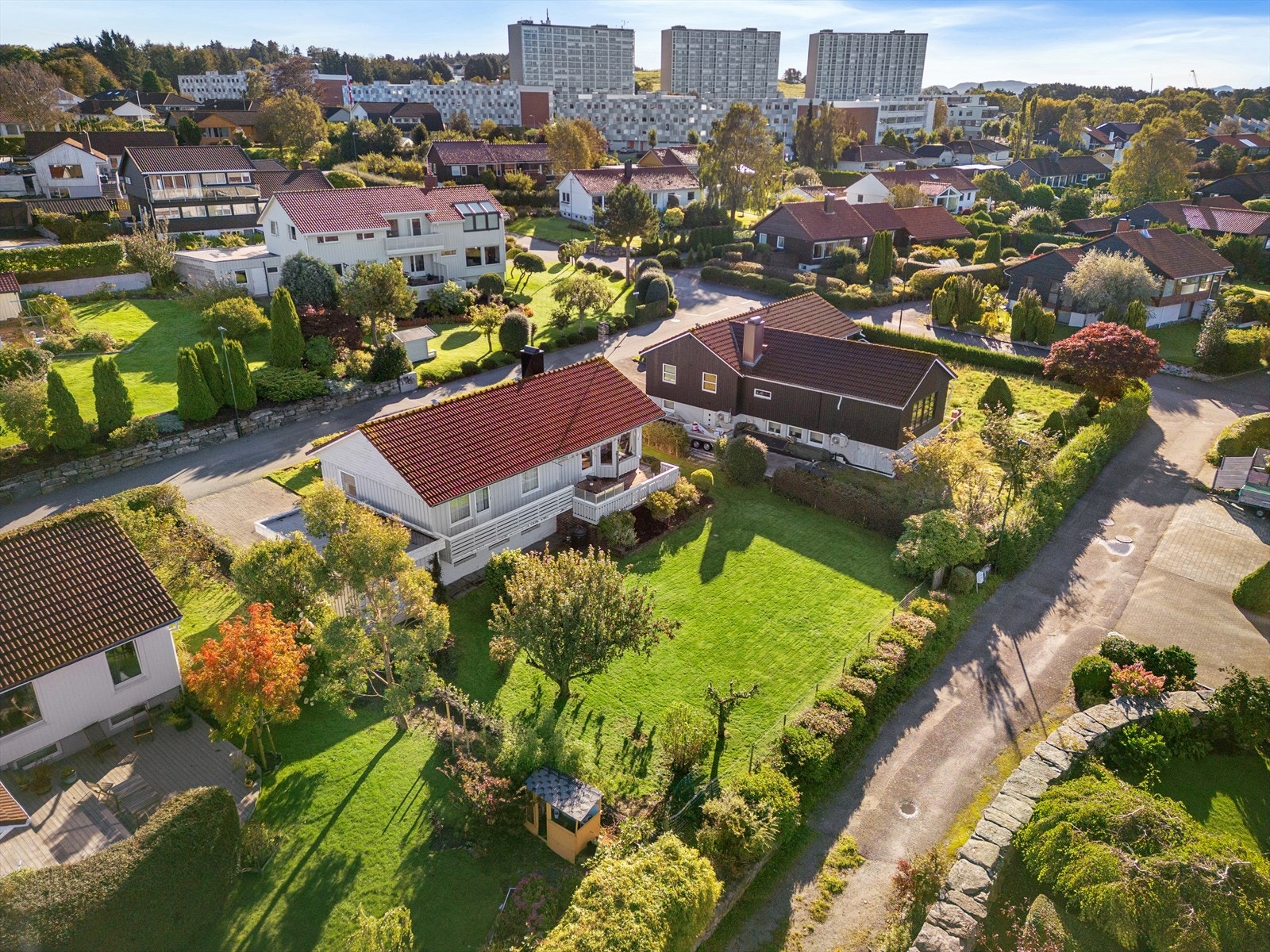 Eiendommen ligger sentralt til med nærhet til både Thon Senter Madla og sentrum av Stavanger. Galleribilde