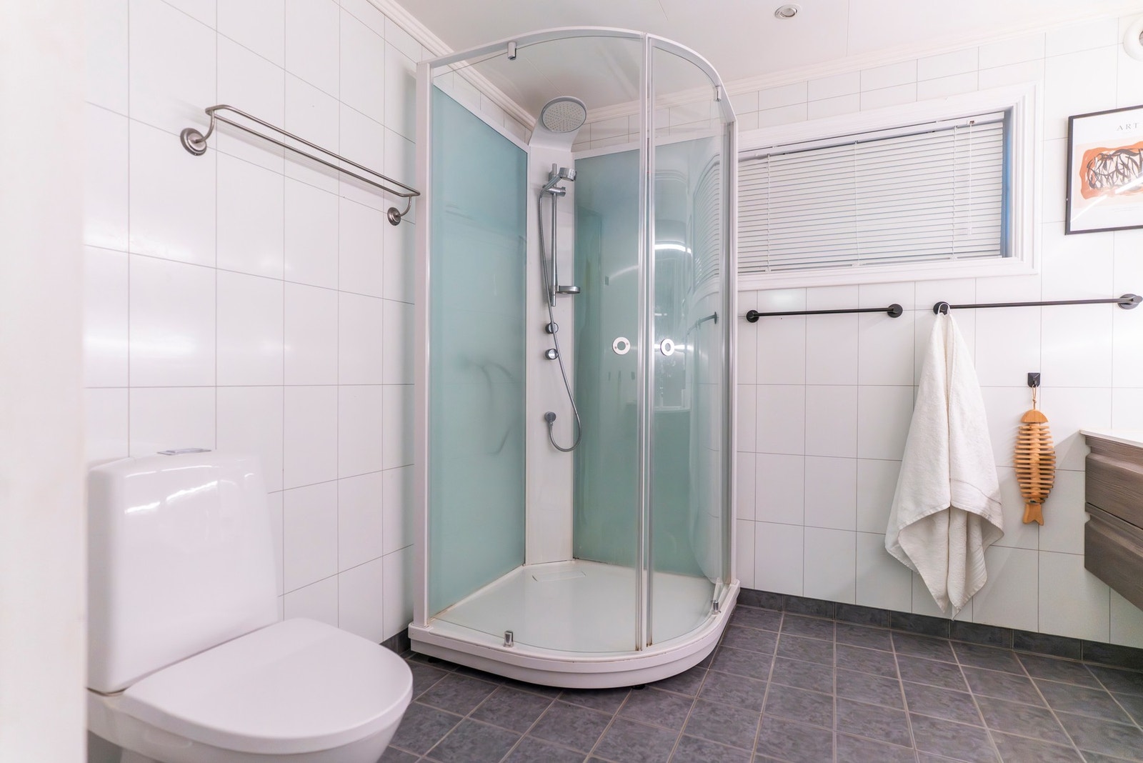 På badet ble det installert nytt toalett og dusjkabinett fra 2022 (100x100 med regnfallsdusj). Galleribilde