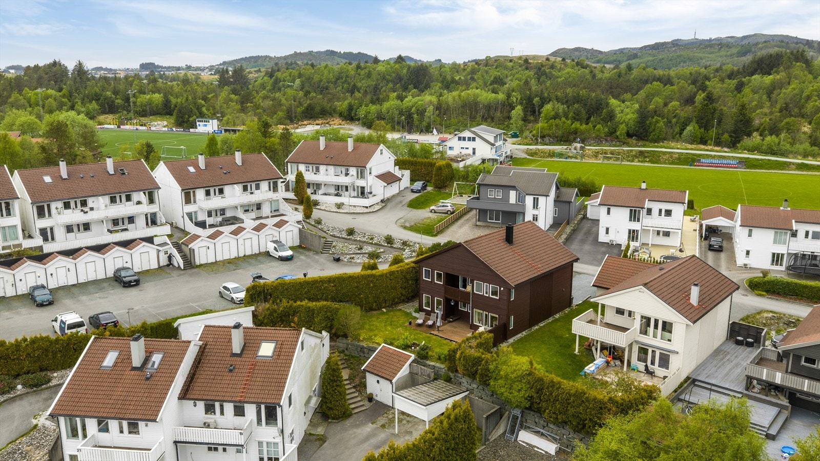 Århaugbakken 58 ligger rolig og attraktivt til i enden av husrekke i blindgate uten gjennomgangstrafikk. Galleribilde