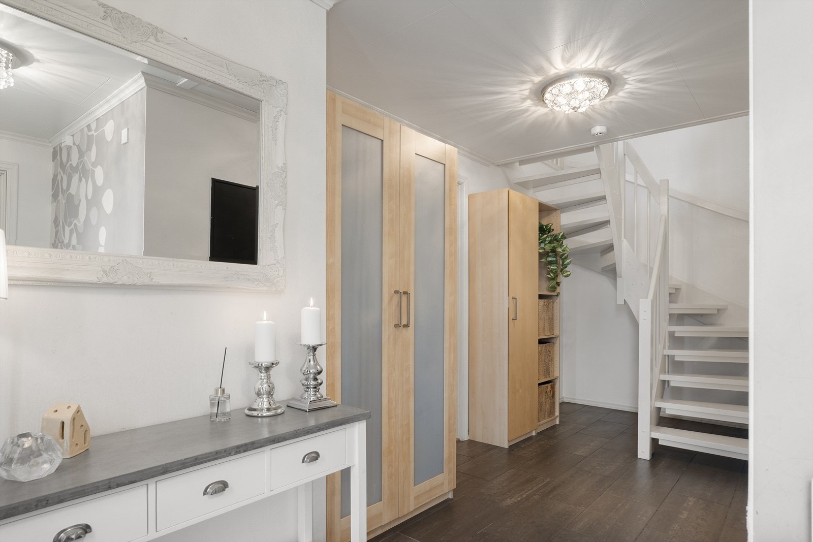 Romslig gang som ønsker deg velkommen inn i denne innholdsrike eneboligen Århaugbakken 58. Galleribilde
