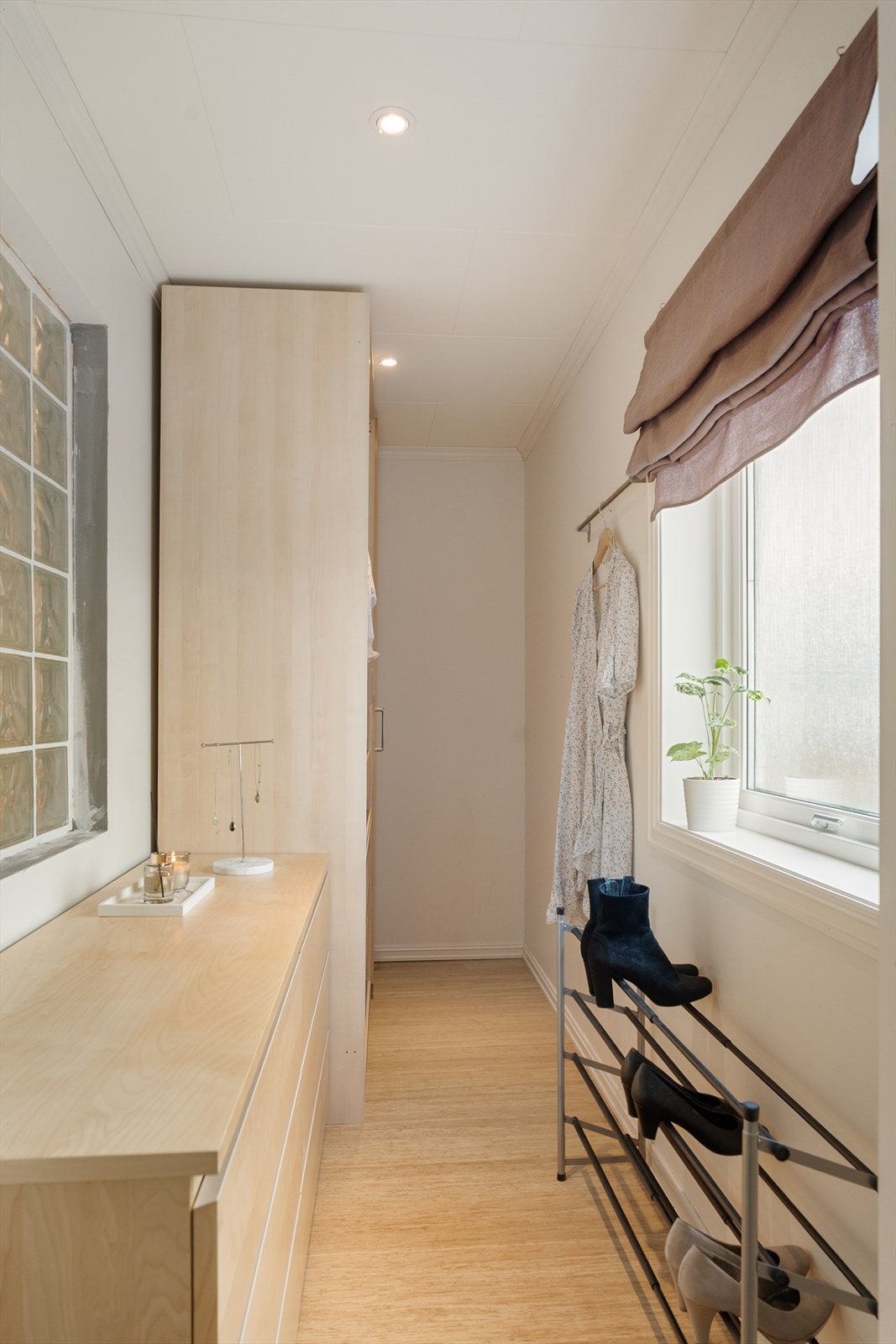 Walk-in-closet i tilknytning til hovedsoverom Galleribilde