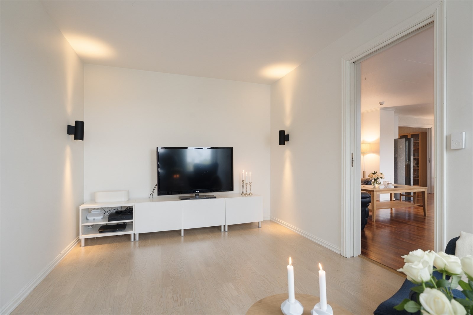 Vegg-i-vegg med stuen ligger tv-stuen (eventuelt eneboligens femte soverom). Galleribilde