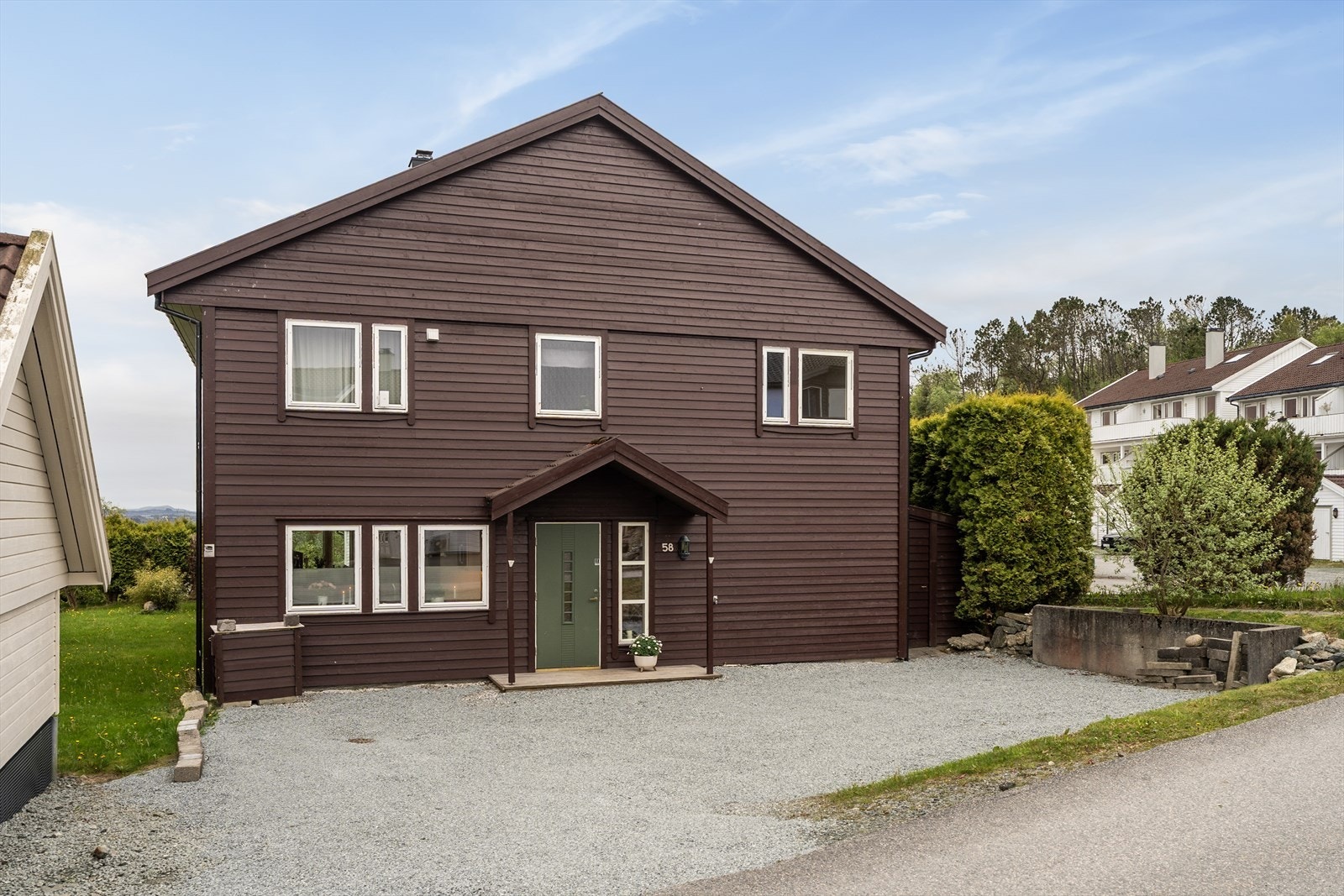 Like ved gårdsrommet har en god oppbevaringsplass i overbygd område mot vest. Galleribilde