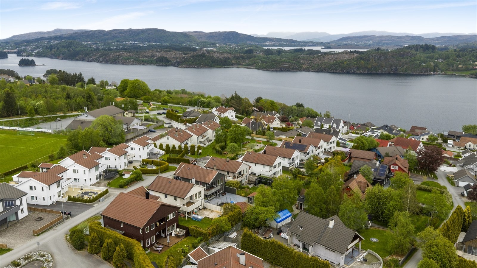 Området er svært barne- og familievennlig med gode aktivitetsmuligheter rett utenfor døren. Her finnes både lekeplass og flotte fasiliteter for fotball og andre ballaktiviteter med gressbane, kunstgressbane og ballbinge i umiddelbar nærhet. Galleribilde