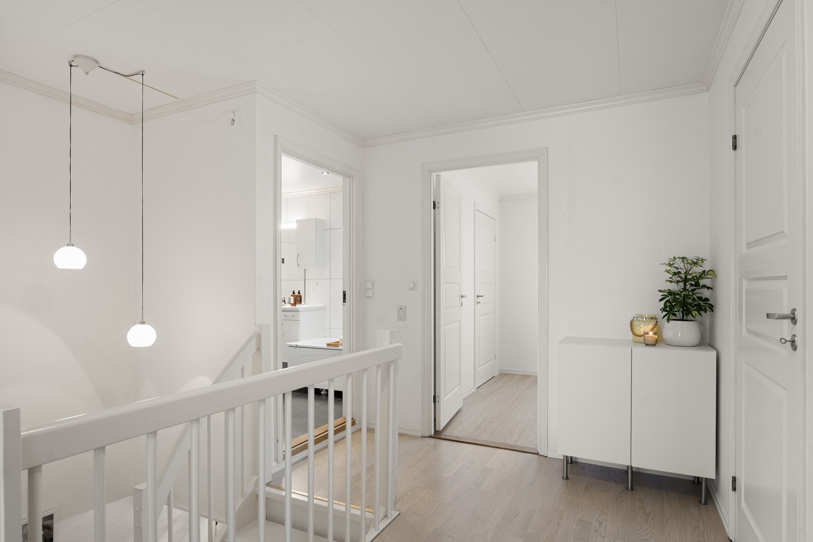 Lys og romslig gang i 2.etasje. Galleribilde