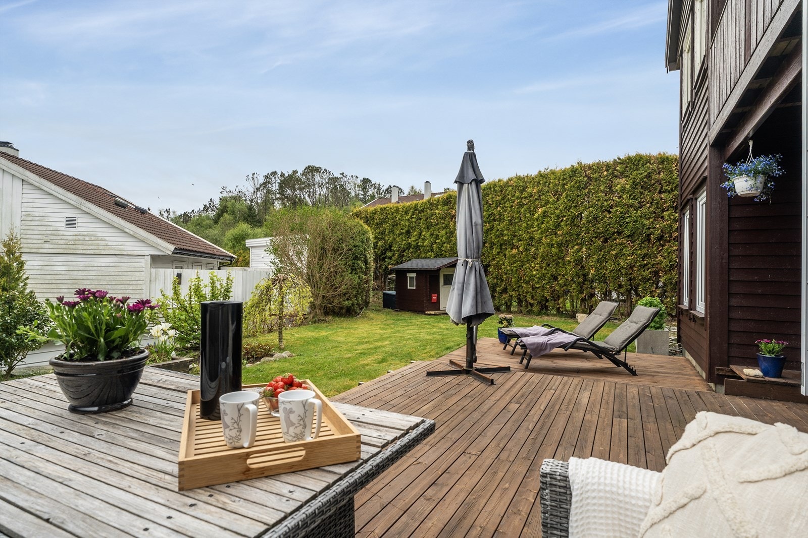 Eneboligen har sørvendt uteområde med terrasse og gressplen. Galleribilde