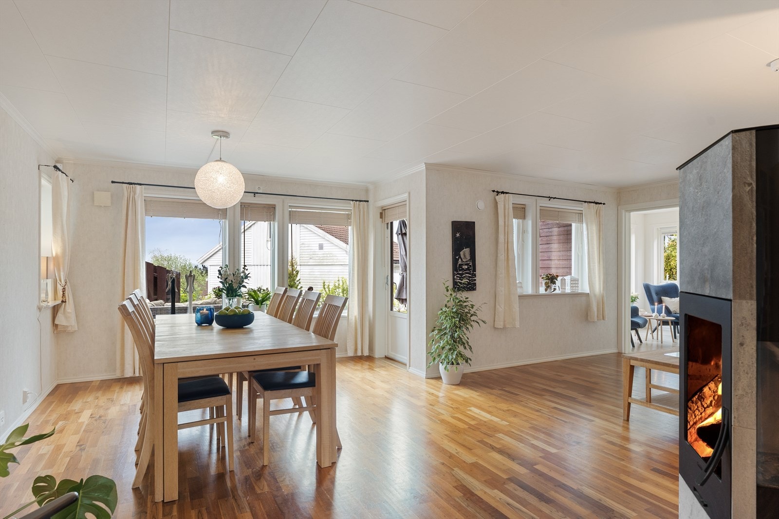 Åpen kjøkken/stueløsning med god plass til både spisebord og sofahjørne i stuen. Galleribilde