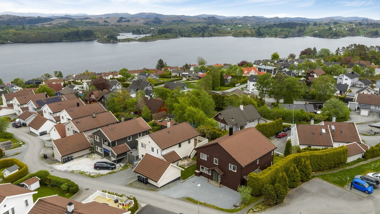 Innholdsrik enebolig oppført i 2003 som ble videre påbygd over to etasjer mot vest i 2011. Ny takkonstruksjon og taktekke fra 2011. Galleribilde