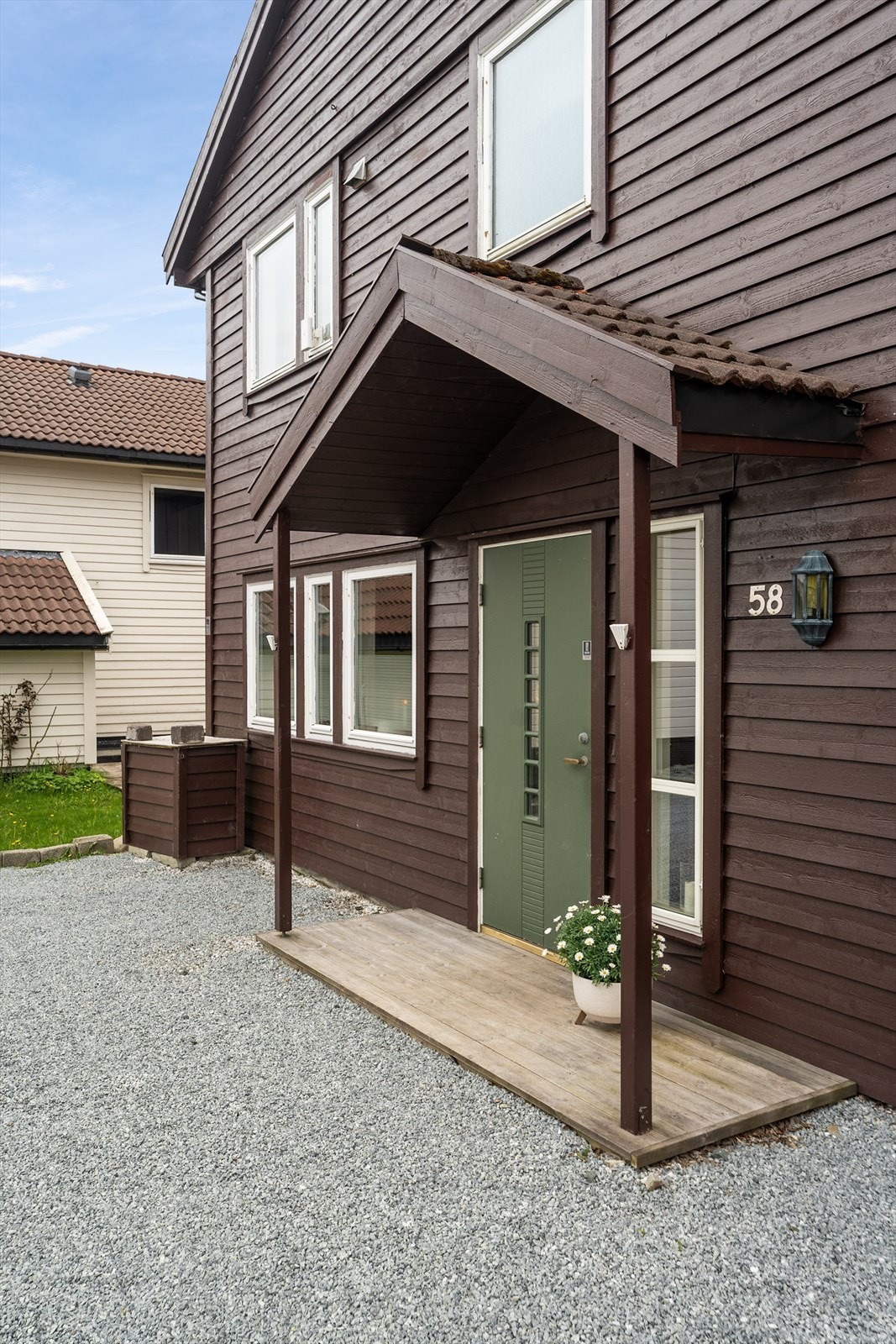 Parker like utenfor og ønsk deg velkommen inn i denne kjekke og innholdsrike eneboligen. Galleribilde