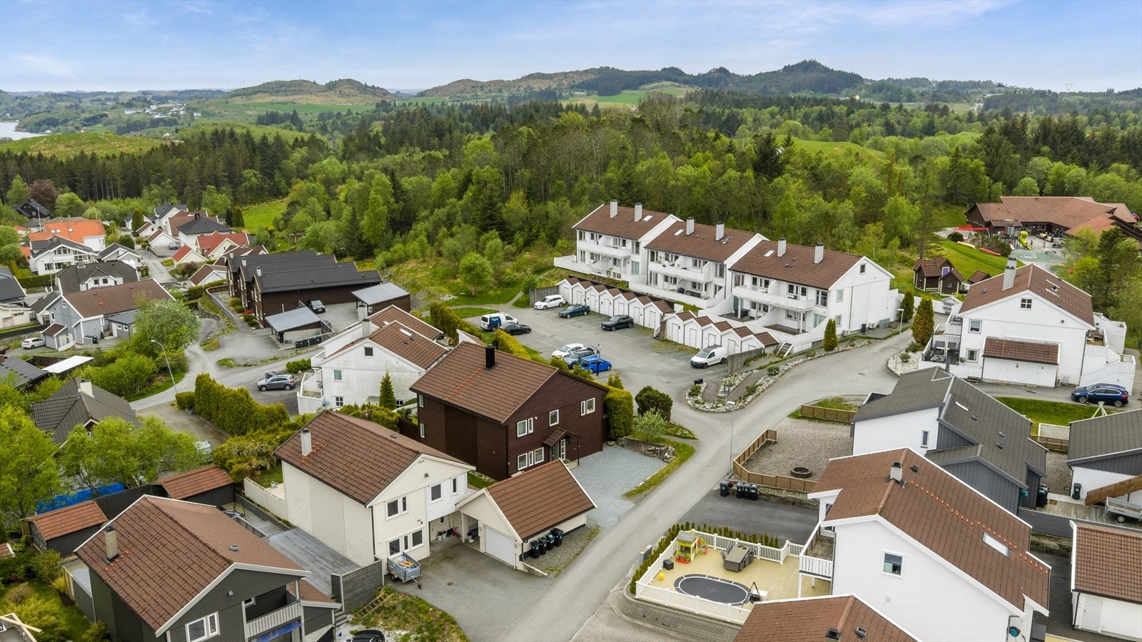 På Kolnes bor man i et fredelig og familievennlig boligområde, samtidig som man har kort avstand til de fleste fasiliteter på Haugalandet. Eiendommen ligger sentralt mellom Raglamyr og Aksdal. Galleribilde