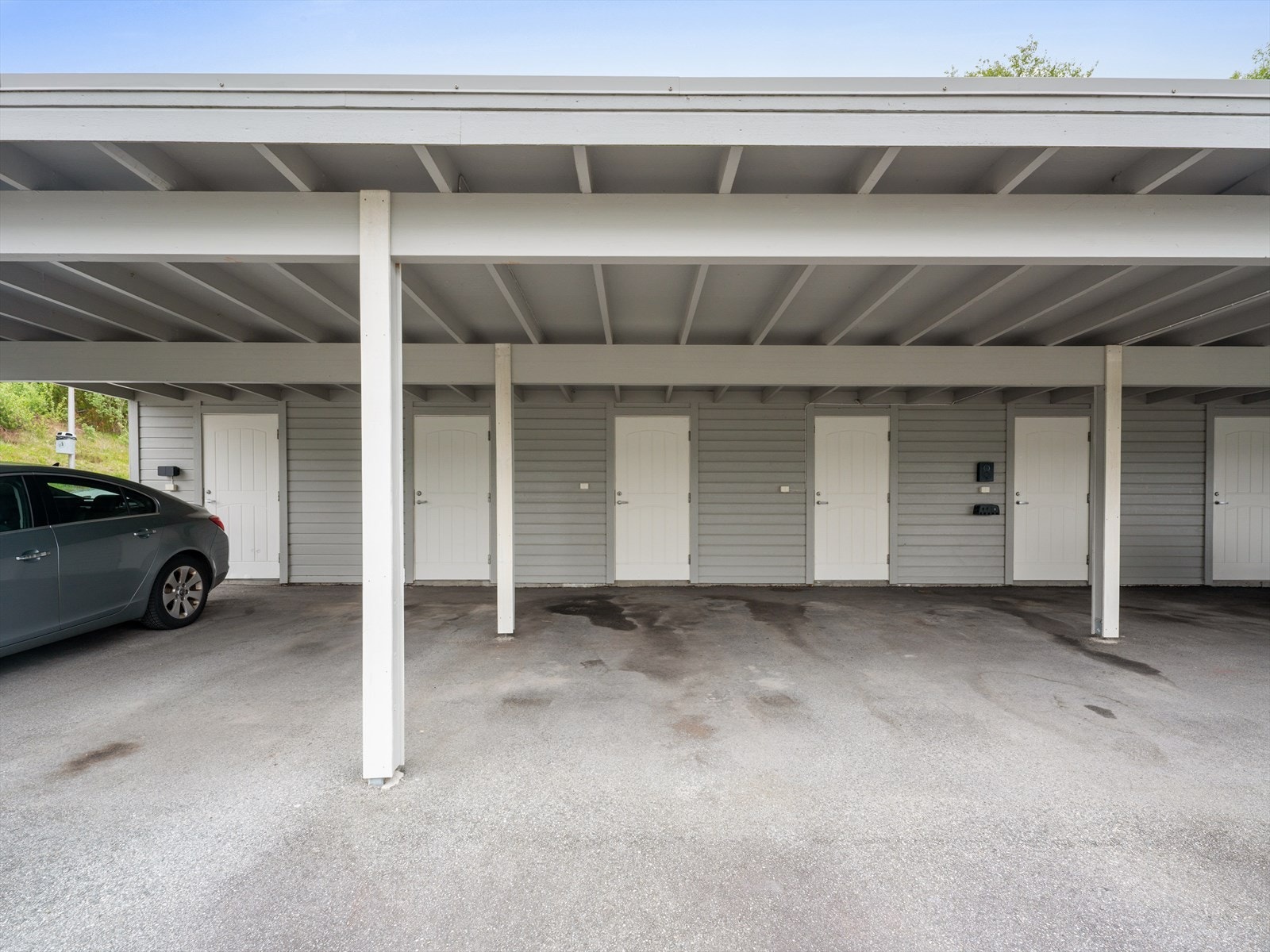 Til leiligheten hører egen parkeringsplass i carport og en ekstern bod på 5 m². Galleribilde