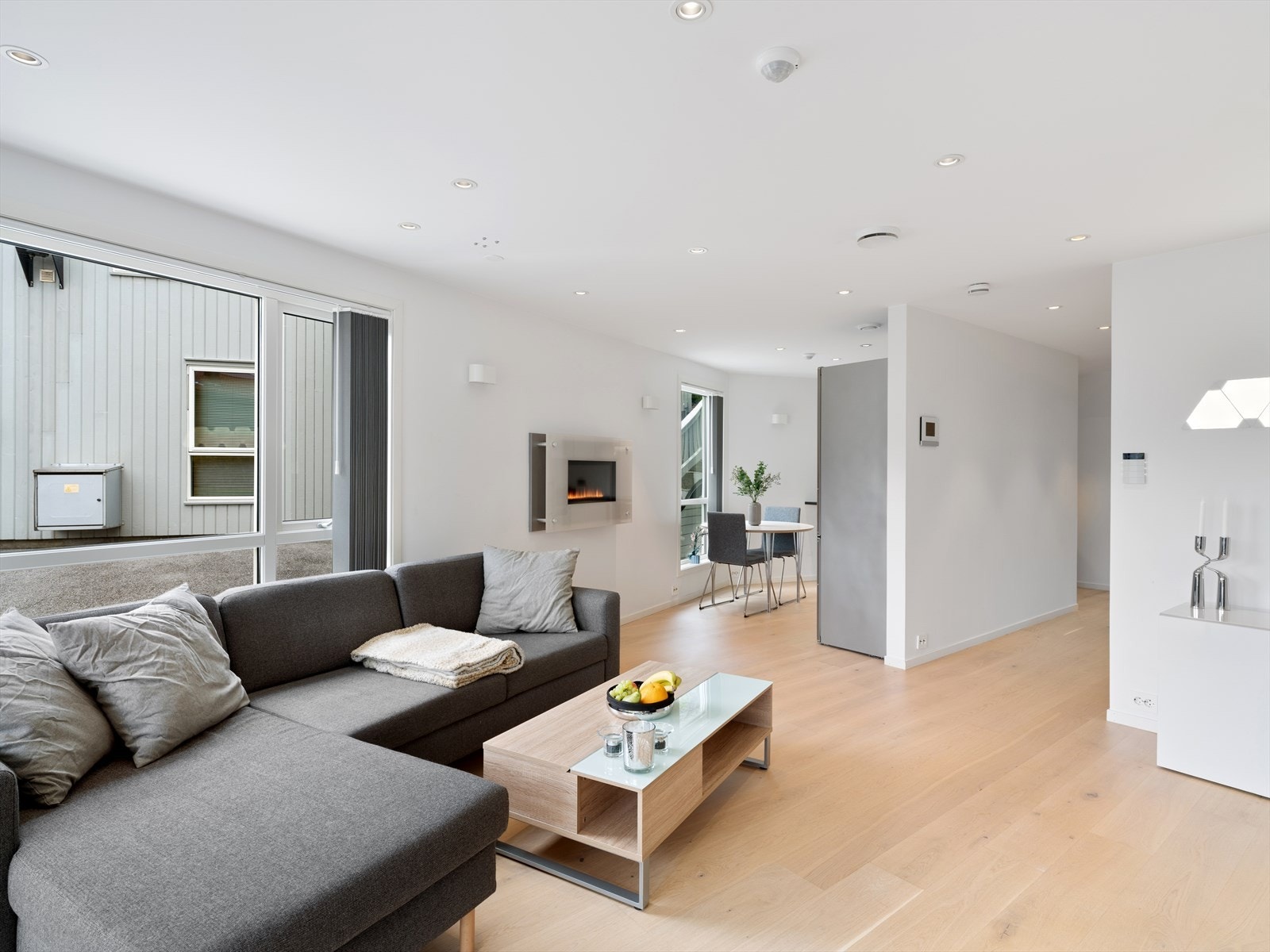 Stuen har god plass til sofagruppe. Boligen er utstyrt med balansert ventilasjon for et sunt inneklima. Galleribilde