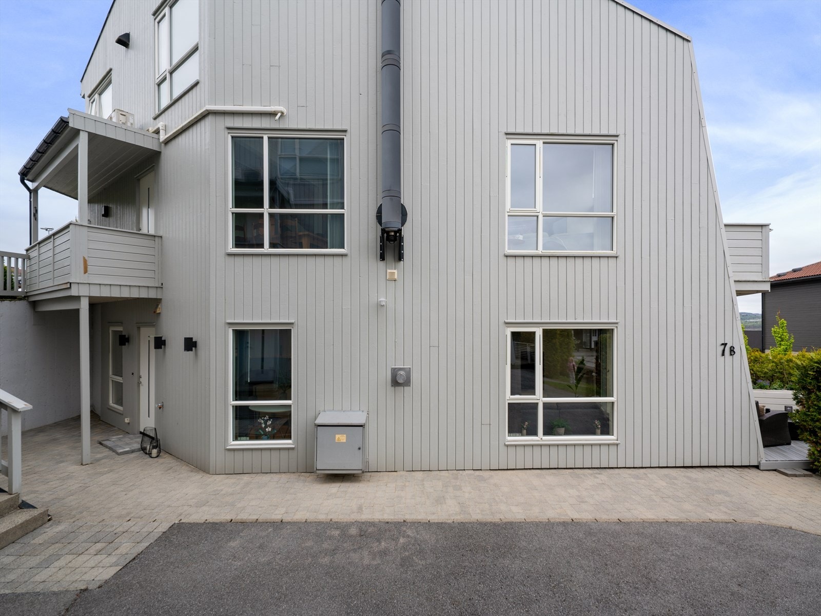 Bygningen har en fasade med stående, dobbelfalset trekledning. Galleribilde