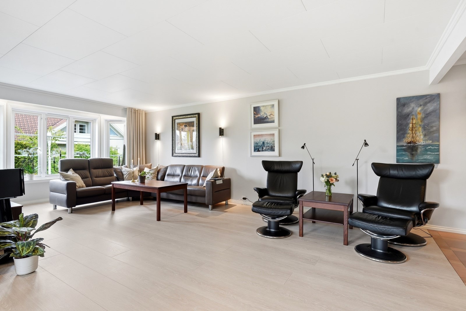Gulvflatene i stuen er en nyere 1-stavs laminat i beige/lysegrå pigmentering. Slette og moderne overflater med et moderne, hyggelig uttrykk. Galleribilde