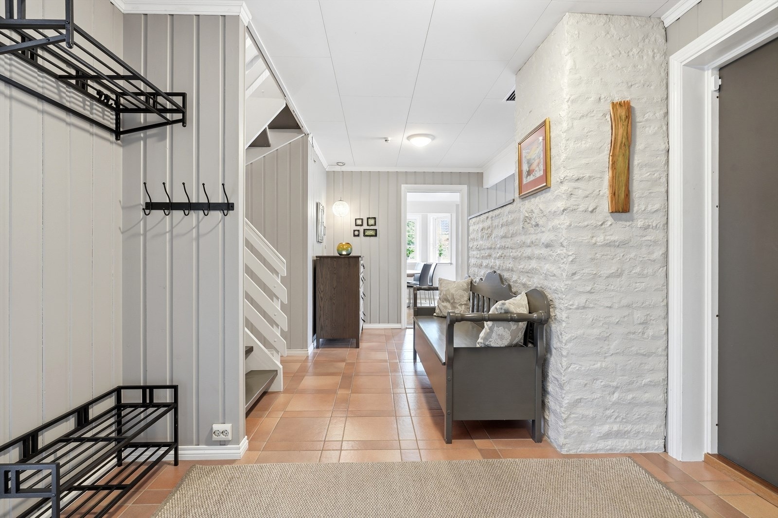 Velkommen inn! Entréen har god plass til oppbevaring av yttertøy og sko. Nesten hele 1. etasje har også varmekabler, forutenom soveromsavdelingen. Galleribilde
