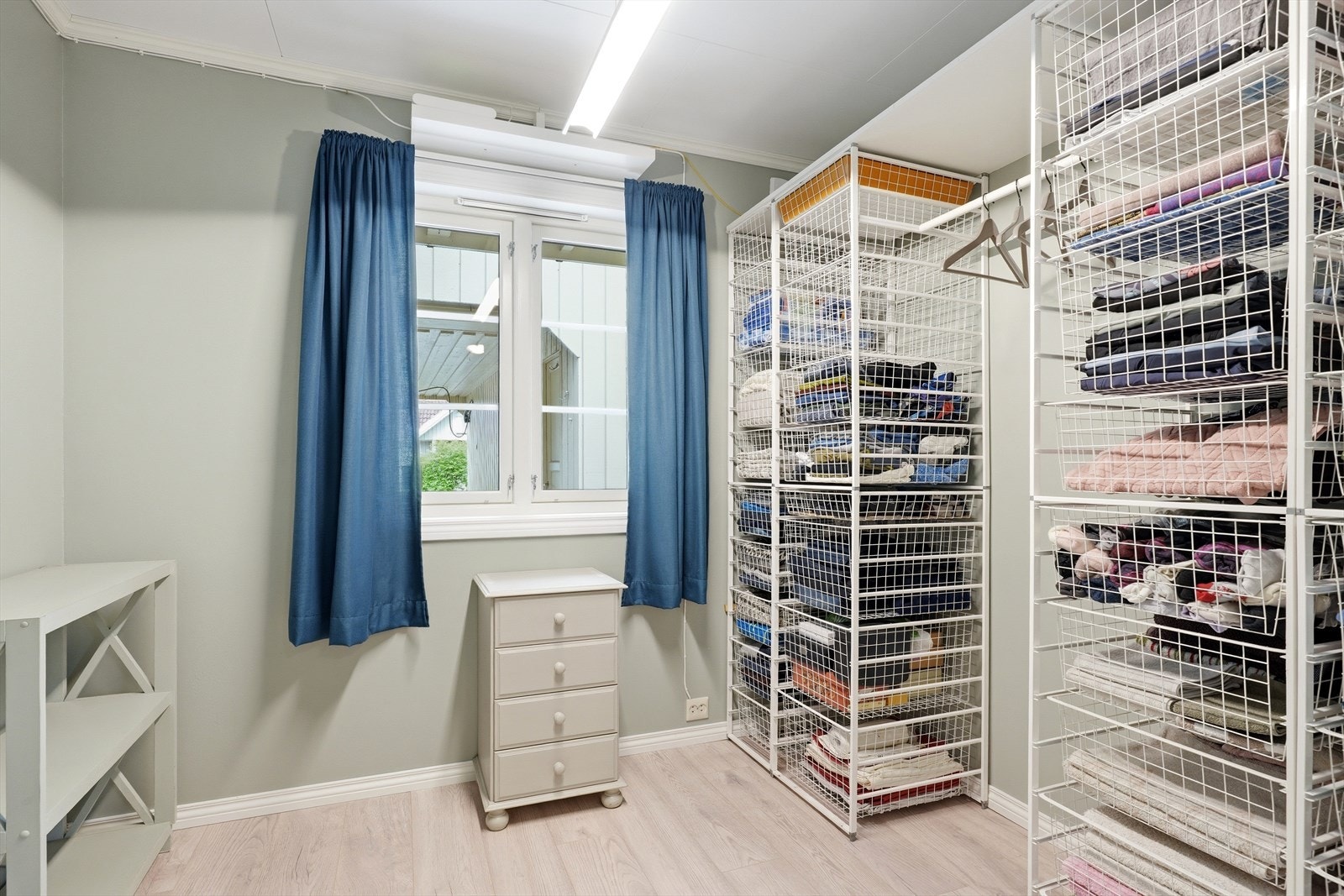 Praktisk walk-in closet med fleksible hyllesystemer. Rommet var opprinnelig tegnet som soverom, og kan ominnredes uten søknader. Galleribilde