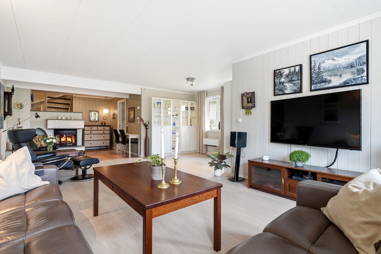 Stuen er romslig og har plass til både sofagruppe og en egen lesekrok ved peisen. Galleribilde