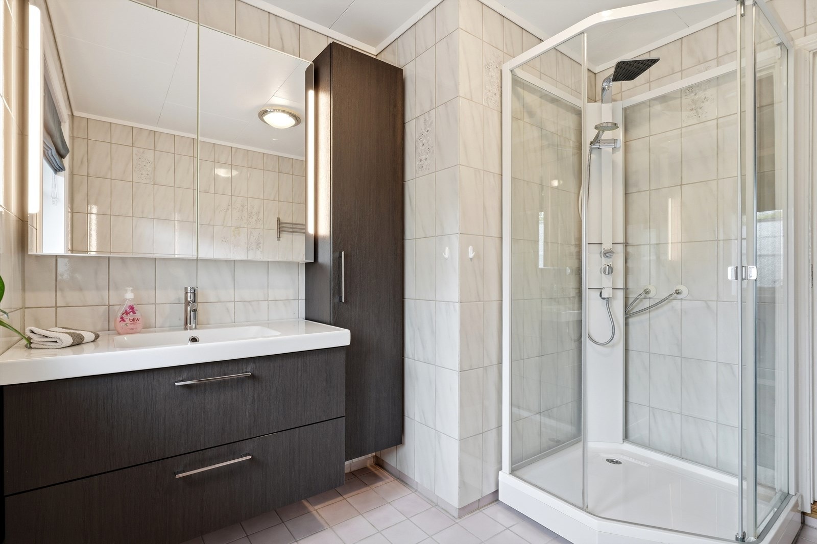 Gulvet på badet er flislagt og har elektriske varmekabler. Galleribilde