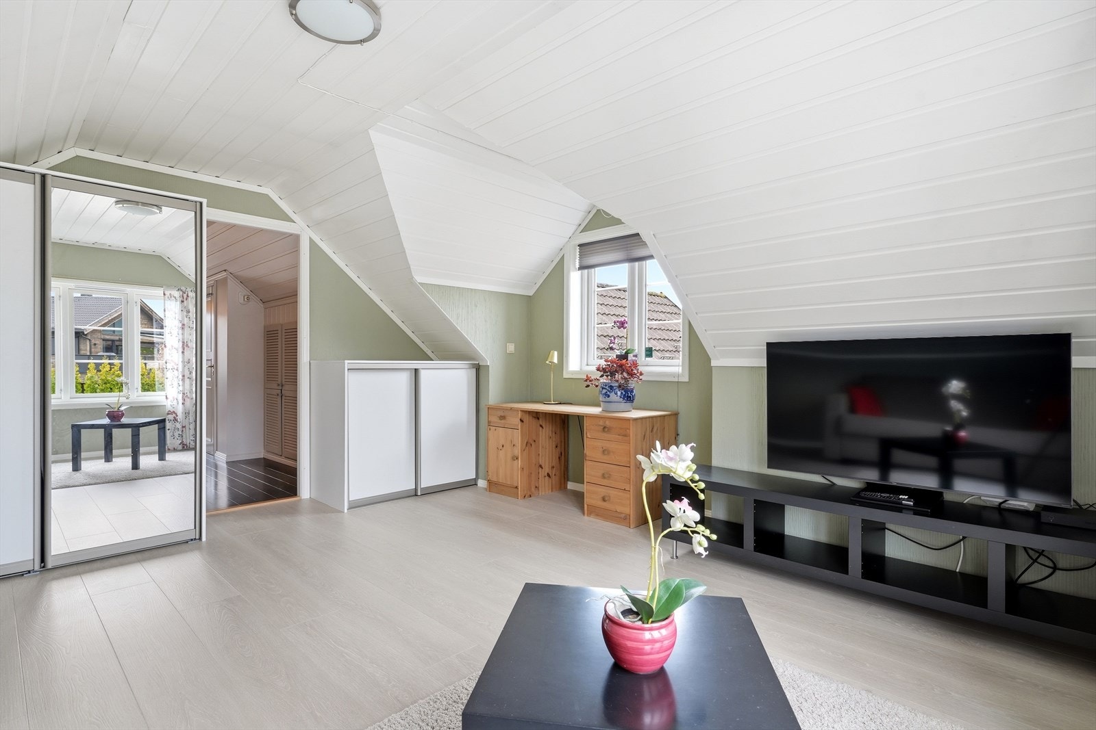 Loftstuen er et allsidig rom som kan brukes både som TV-stue, soverom, kontor eller lekerom. Galleribilde